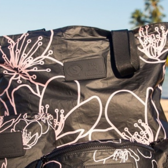 Aloha Collection x T&C Surf limited edition Day Tripper in Sakura Print NWT tote - Picture 3 of 9